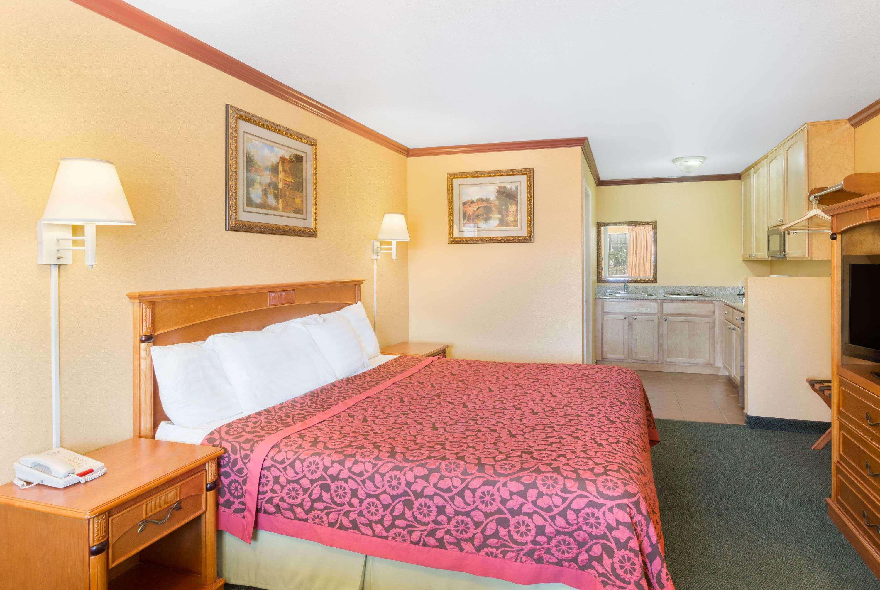 Days Inn By Wyndham King City Zewnętrze zdjęcie