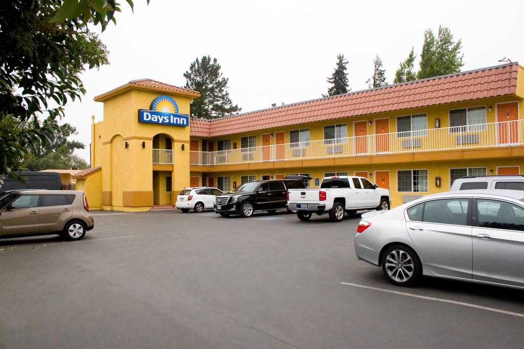 Days Inn By Wyndham King City Zewnętrze zdjęcie